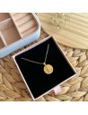 Collar circular dorado texto